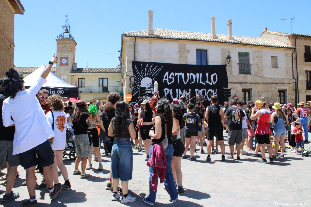Multitud de personas disfrutando en el festival Astudillo Punk Rock