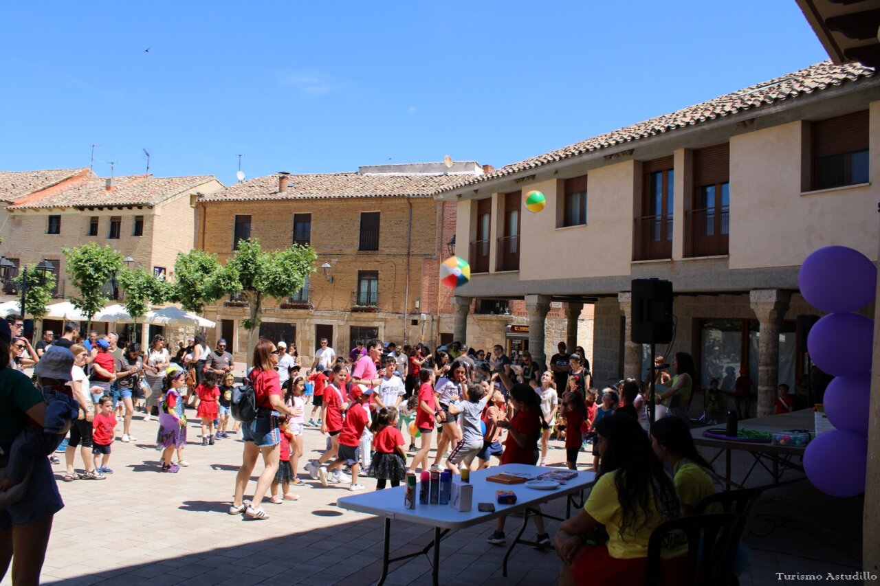 Niños y familias disfrutando en el festival Astudillo Punk Rock