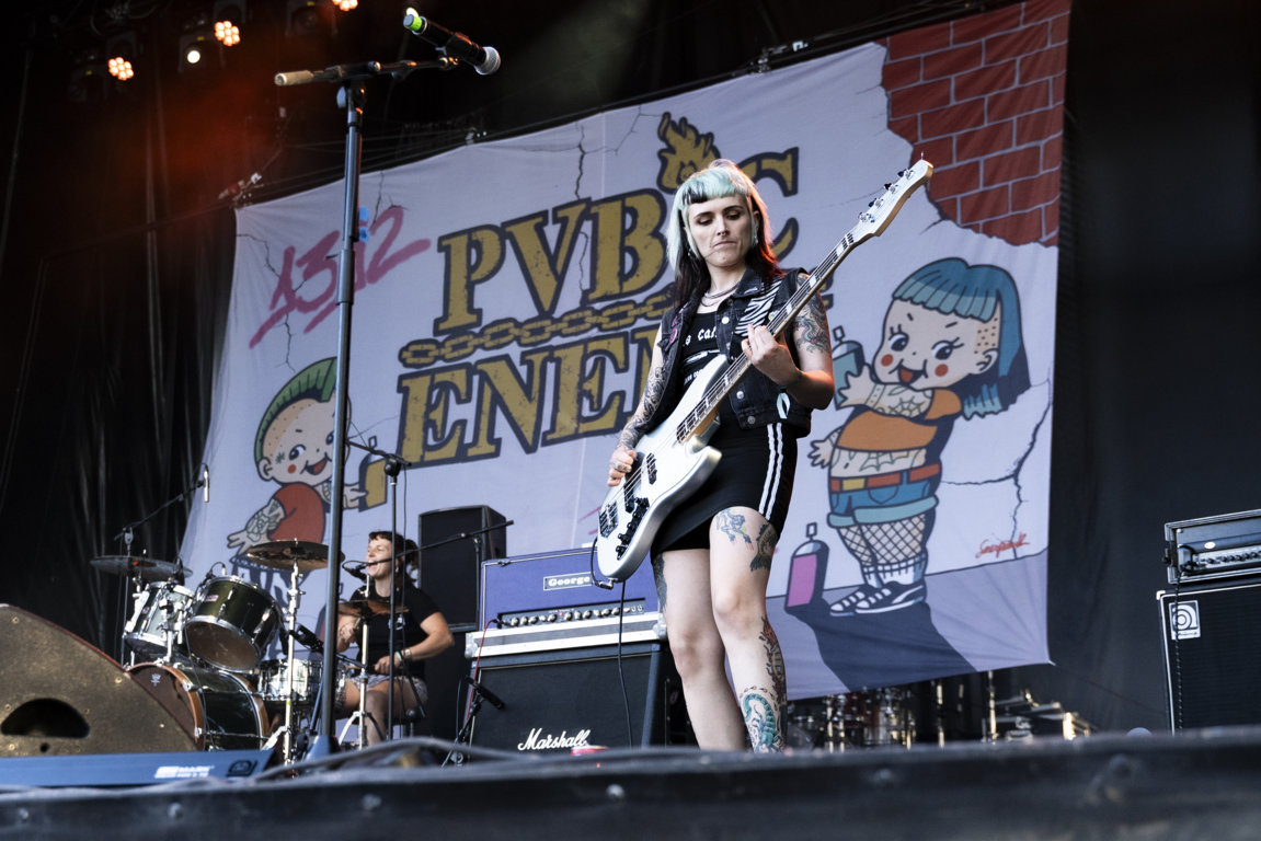 Músicos en el escenario durante el festival Astudillo Punk Rock