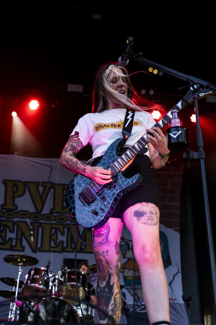 Músico tocando guitarra eléctrica en el festival Astudillo Punk Rock