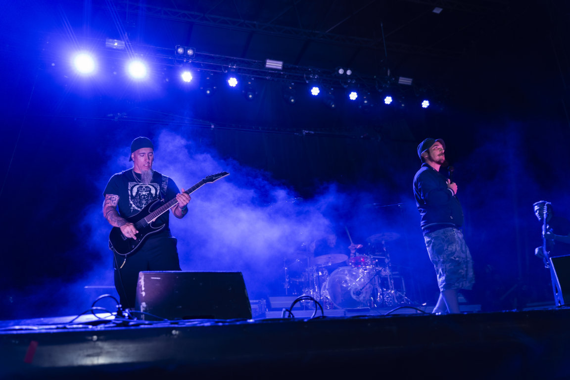 Músicos en el escenario durante el festival Astudillo Punk Rock