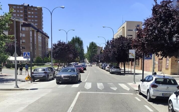 Vista de la avenida de Cuba en Palencia con tráfico y árboles