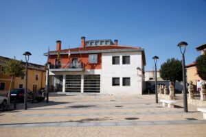 Edificio del Ayuntamiento de Grijota en un día soleado