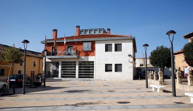 Edificio del Ayuntamiento de Grijota en un día soleado