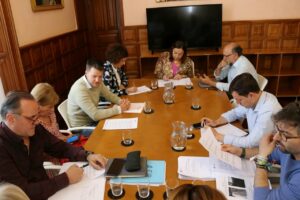 Reunión del Ayuntamiento de Palencia sobre pantalla gigante en el parque del Salón