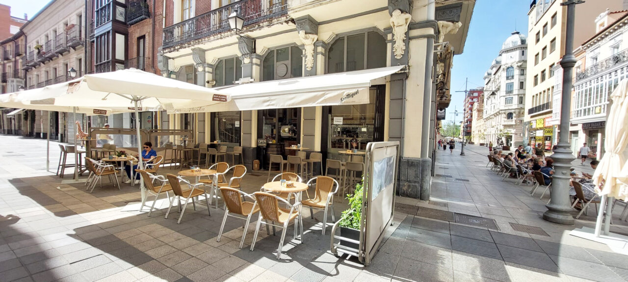 Vista exterior del Bar Alaska en la calle Mayor de Palencia