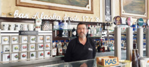 Interior del bar Alaska con su dueño detrás de la barra