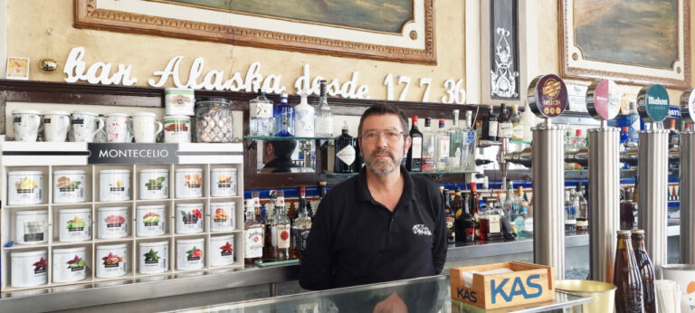 Interior del bar Alaska con su dueño detrás de la barra