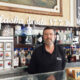 Interior del bar Alaska con su dueño detrás de la barra