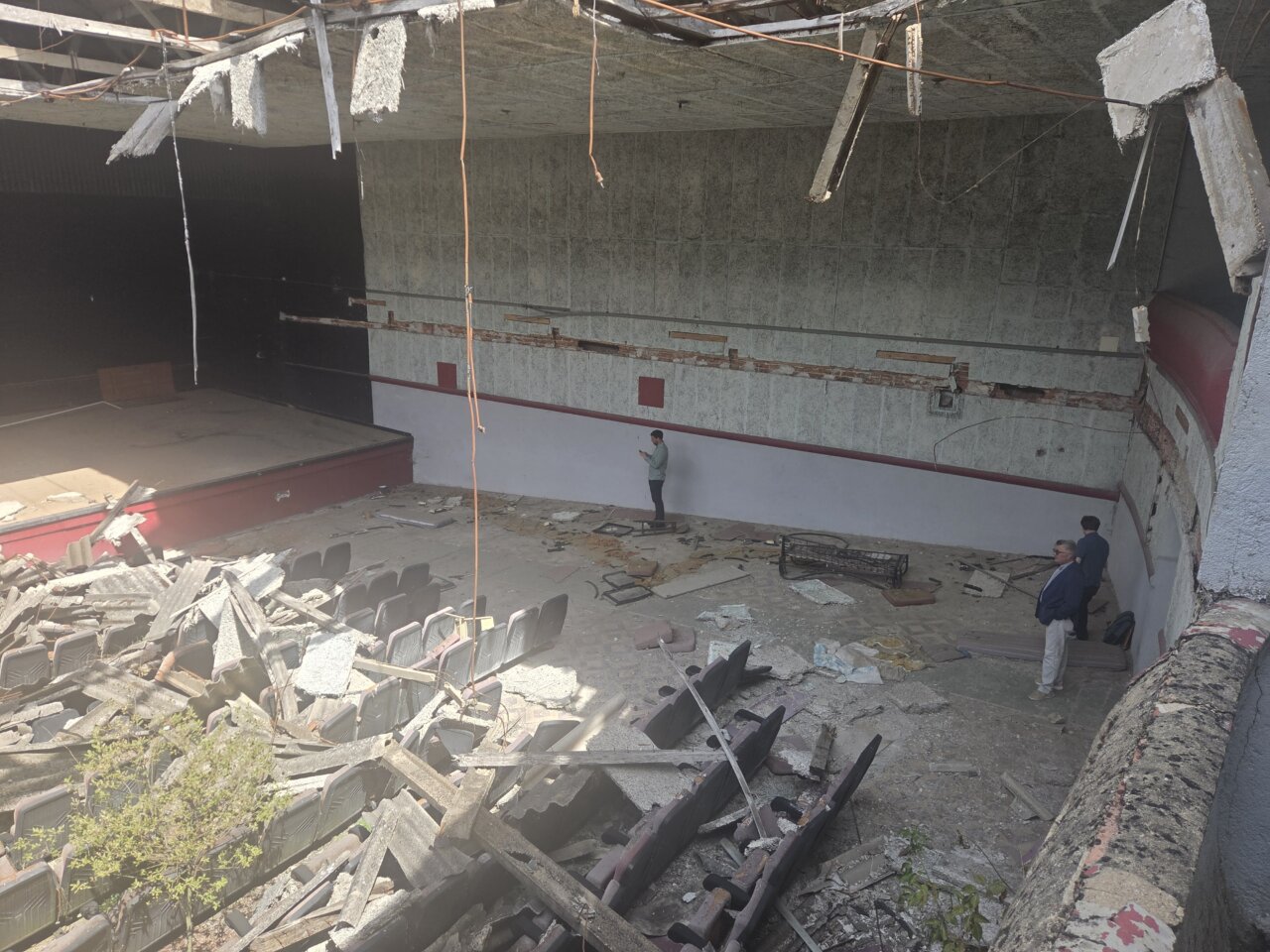 Interior del auditorio en Barruelo de Santullán en estado de deterioro