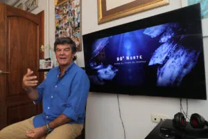 Bernardo Negueruela hablando sobre su documental 80º Norte en su casa.