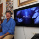 Bernardo Negueruela hablando sobre su documental 80º Norte en su casa.