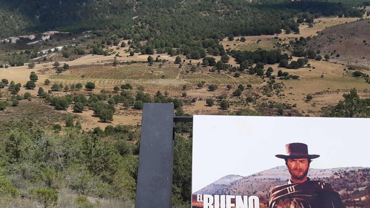Paisaje de Burgos con cartel de El bueno, el feo y el malo