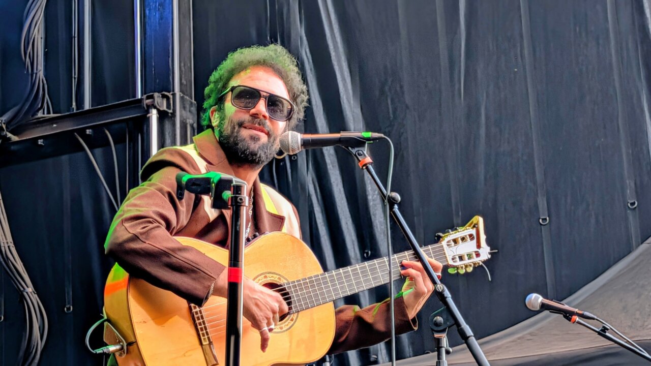 Músico tocando la guitarra en el festival Palencia Sonora