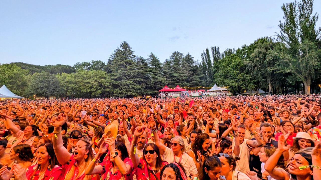 Multitud de personas disfrutando en el festival Palencia Sonora