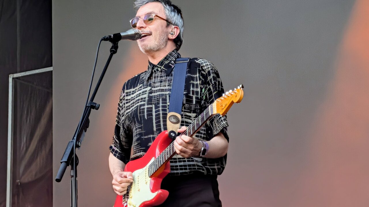 Músico tocando la guitarra en el festival Palencia Sonora