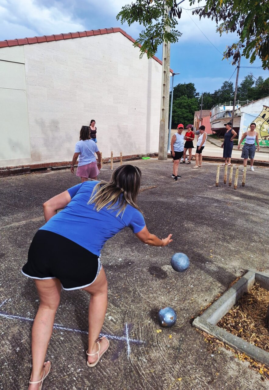 Mujeres jugando bolos en el campeonato femenino en Husillos.