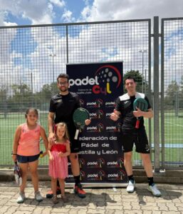 Carlos Pozo y Daniel de Diego con niños tras ganar el campeonato de pádel