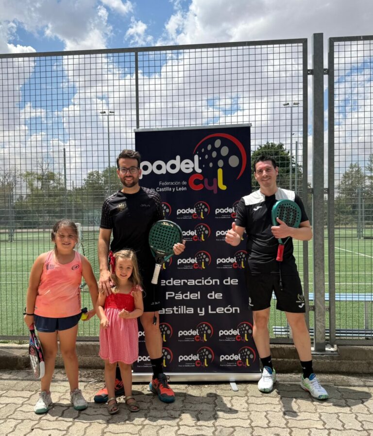 Carlos Pozo y Daniel de Diego con niños tras ganar el campeonato de pádel