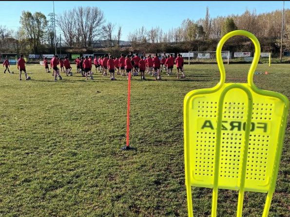 Jugadores en entrenamiento en el campo de fútbol Pedro López en Aguilar de Campoo