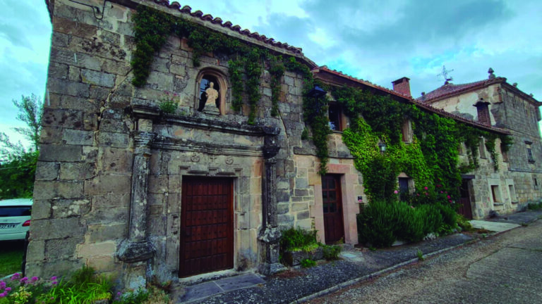 Fachada de una casa antigua con vegetación en Canduela, Palencia