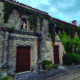 Fachada de una casa antigua con vegetación en Canduela, Palencia