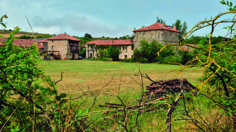 Vista del pueblo de Canduela con casas de piedra y tejados rojos
