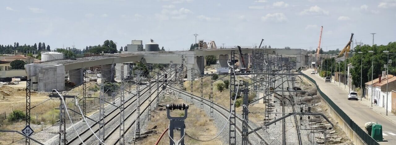 Vista del viaducto en construcción sobre las vías del tren en Palencia