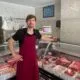 Carnicería El Brezo con productos cárnicos frescos y propietario