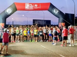 Atletas en la salida de la Carrera Nocturna Monumental en Palencia