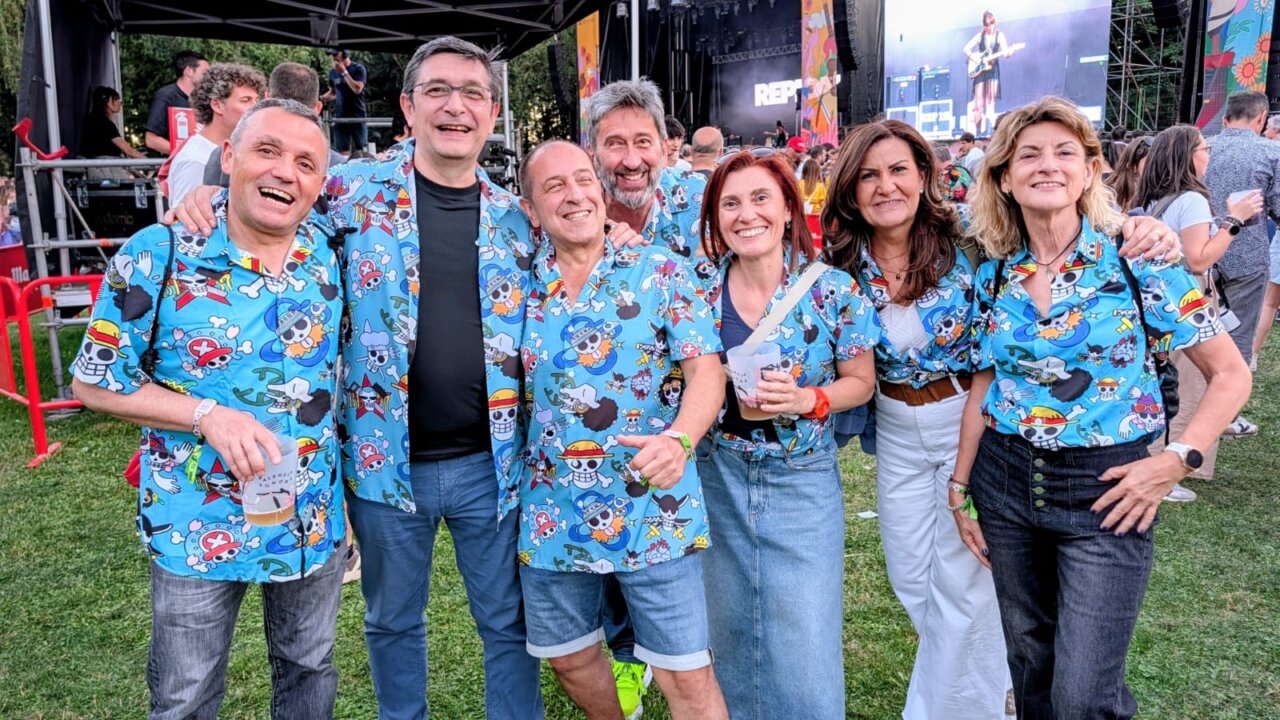 Grupo de amigos disfrutando en el festival Palencia Sonora con camisetas coloridas