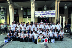 Grupo de estudiantes de la Escuela de Música Ortega en un evento solidario