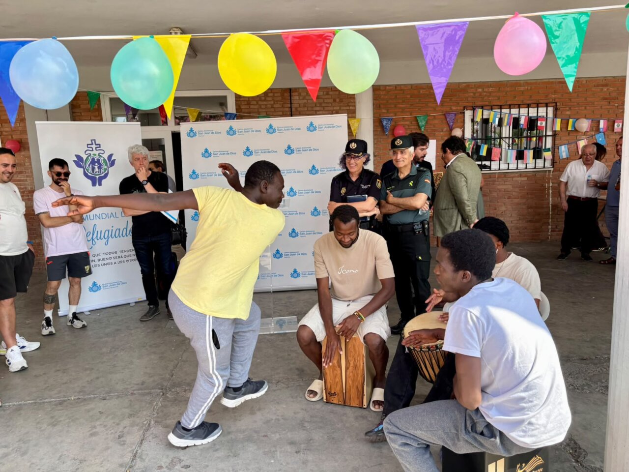 Grupo de personas celebrando el Día Mundial de las Personas Refugiadas en Palencia