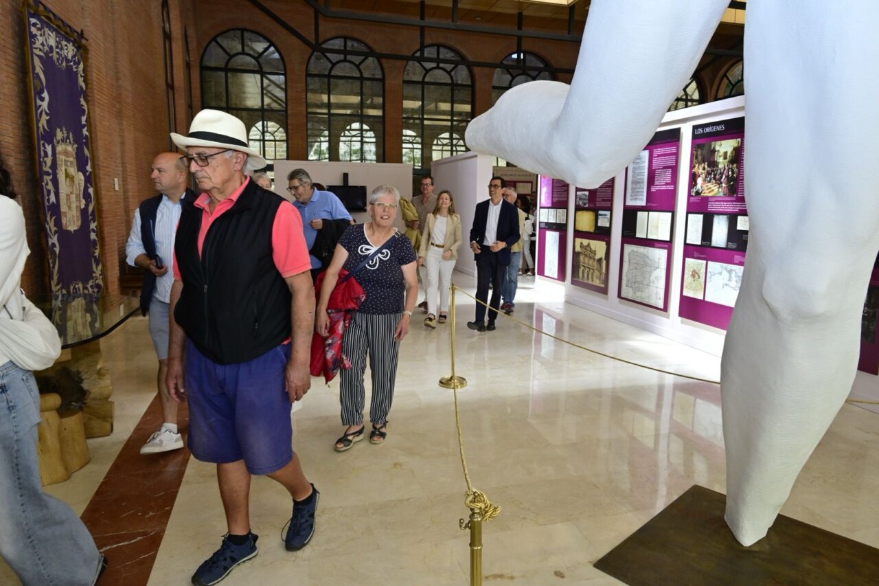 Visitantes en la celebración de la Semana Internacional de los Archivos en Fuentes de Valdepero.