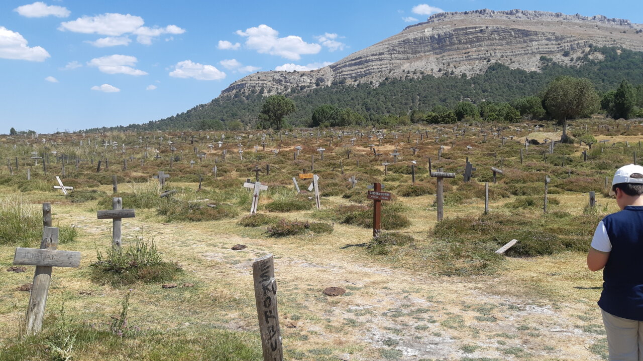 Vista del Cementerio de Sad Hill con cruces y montañas al fondo