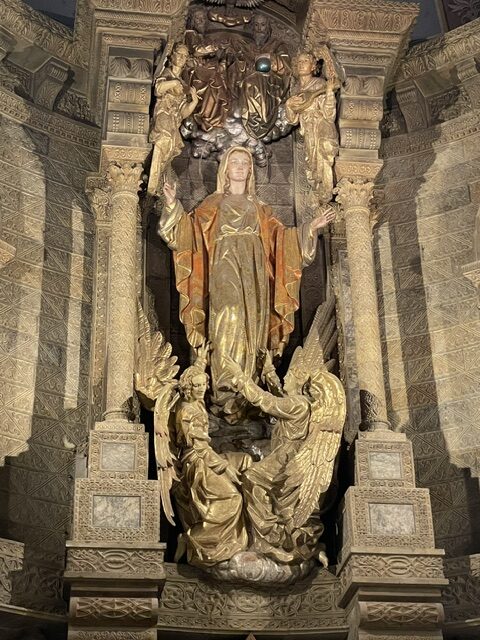 Retablo del altar mayor de San Isidro en Dueñas con la Virgen Asunta