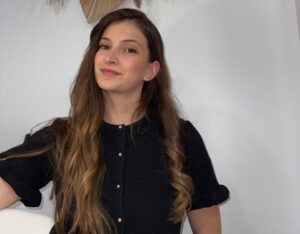 Mujer sonriente en el Centro de Estética La Bonita con decoración natural
