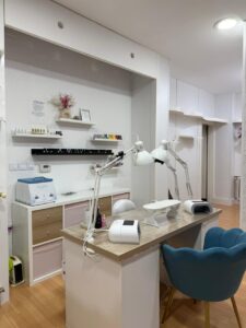 Interior del Centro de Estética La Bonita con mobiliario moderno y equipos de belleza.