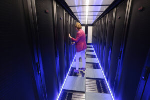 Interior de un centro de procesamiento de datos con servidores y luces LED