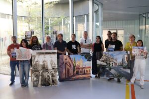 Participantes del XXXII Certamen Nacional de Pintura Rápida en Palencia mostrando sus obras.
