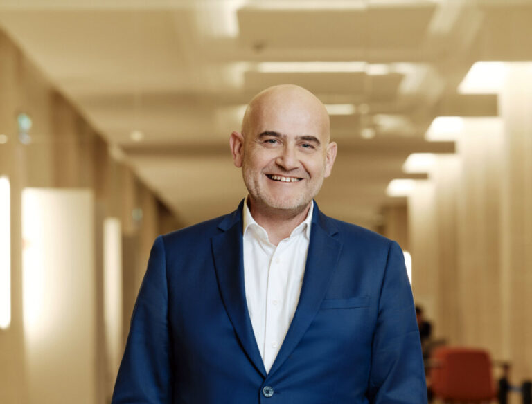 Christian Stein, nuevo CEO de Renault Group España, sonriente en un entorno profesional