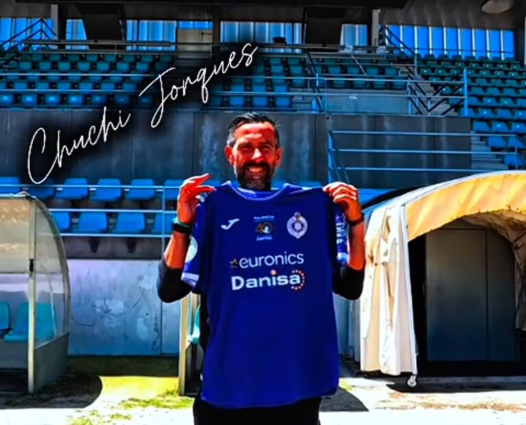 Chuchi Jorques sosteniendo la camiseta del Palencia Cristo Atlético