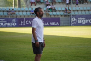 Chuchi Jorques en el campo durante un partido de fútbol