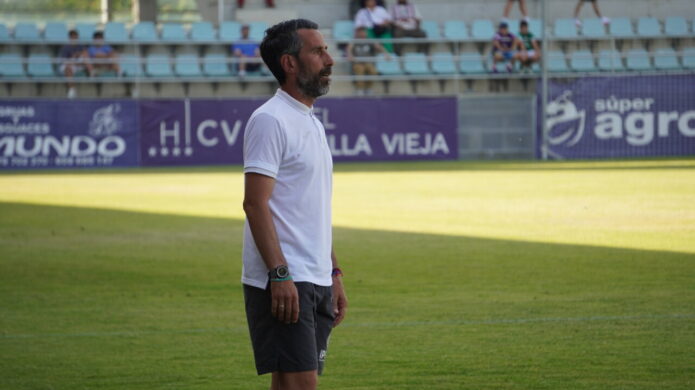 Chuchi Jorques en el campo durante un partido de fútbol