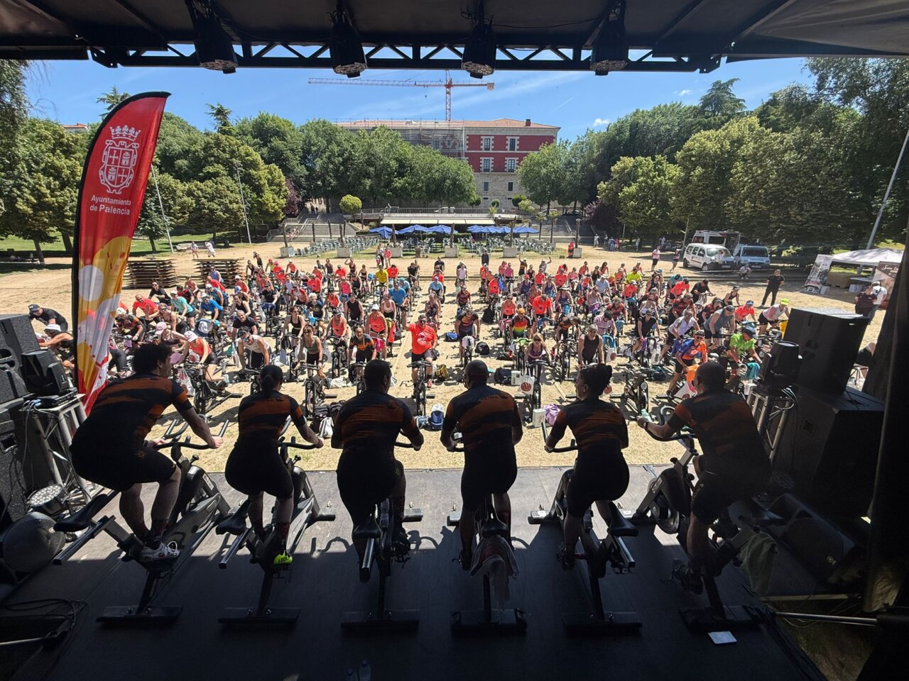 Participantes en el evento Ciclo Salud pedaleando en bicicletas en un parque.