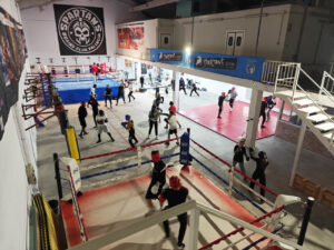 Entrenamiento en el Club Deportivo de Boxeo Spartans con varios boxeadores en acción.