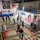 Entrenamiento en el Club Deportivo de Boxeo Spartans con varios boxeadores en acción.