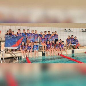 Equipo del Club Natación Palencia posando en la piscina tras ganar el campeonato