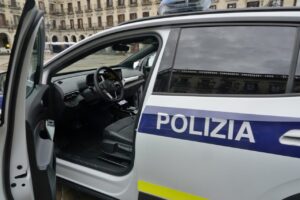 Interior de un coche eléctrico de la Policía Local de Palencia con detalles visibles