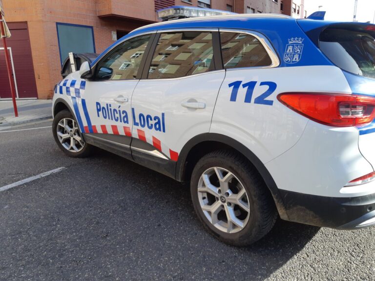 Vehículo de la Policía Local de Palencia con diseño distintivo